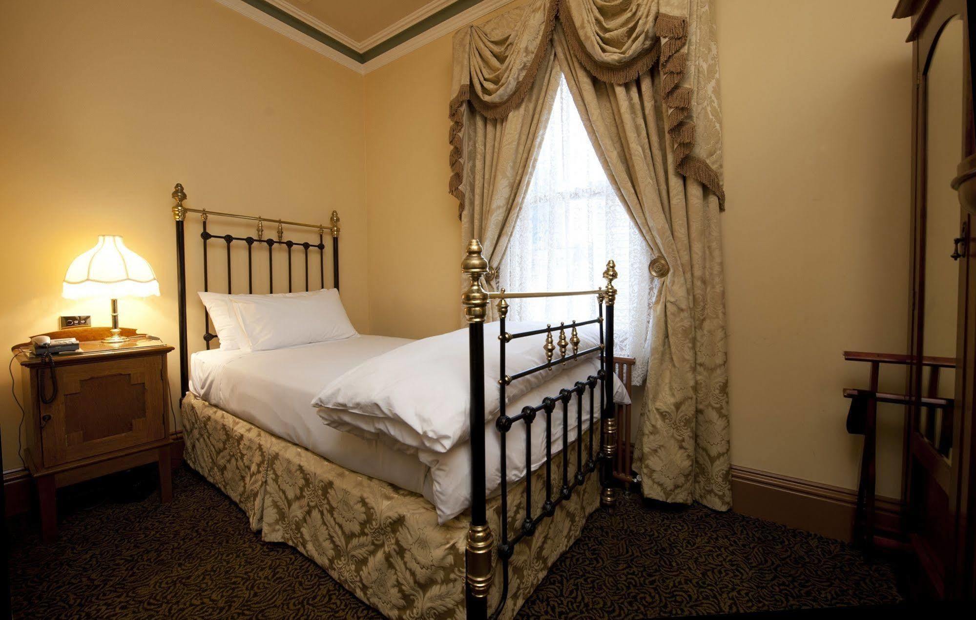 Craig'S Royal Hotel Ballarat Dış mekan fotoğraf A single room at the hotel