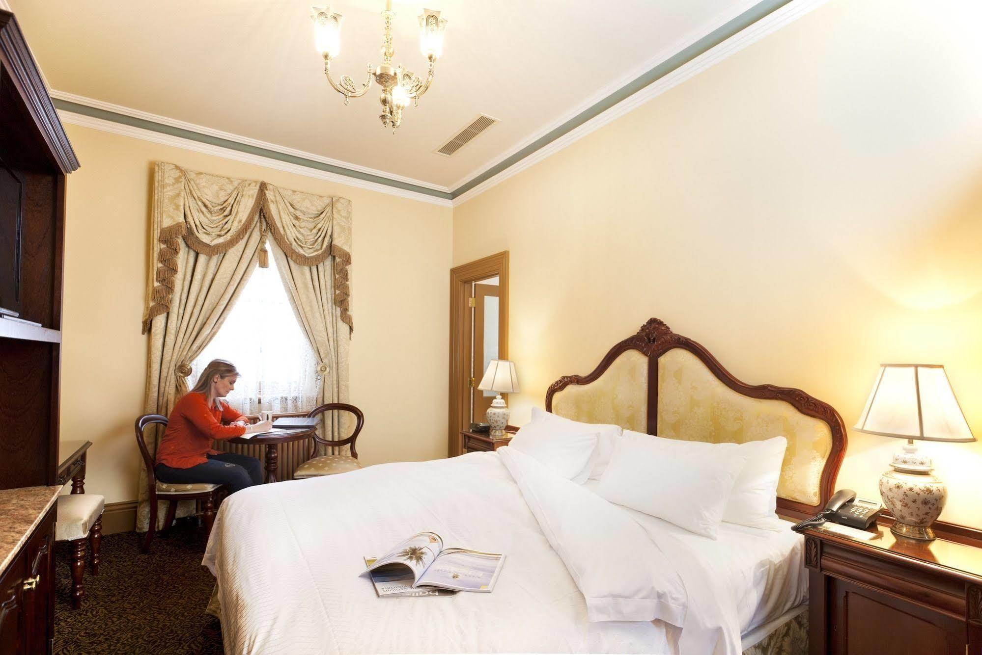 Craig'S Royal Hotel Ballarat Dış mekan fotoğraf A guest room at the hotel