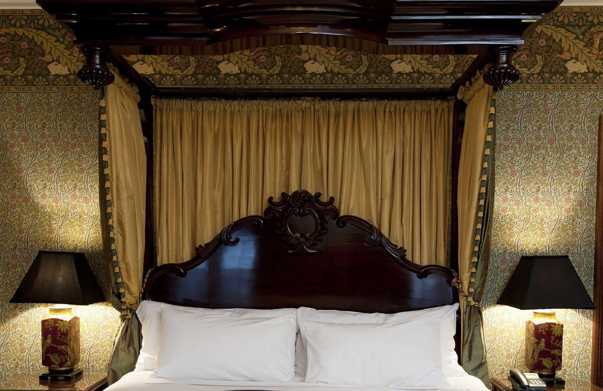 Craig'S Royal Hotel Ballarat Dış mekan fotoğraf The bed in the bedroom of the hotel