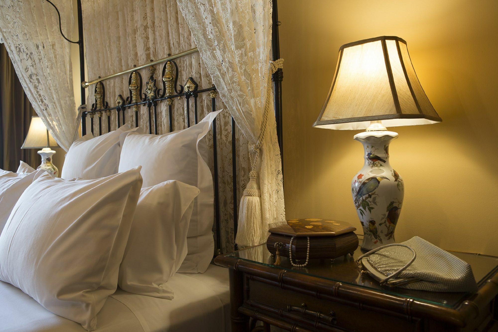 Craig'S Royal Hotel Ballarat Dış mekan fotoğraf A bed with a nightstand